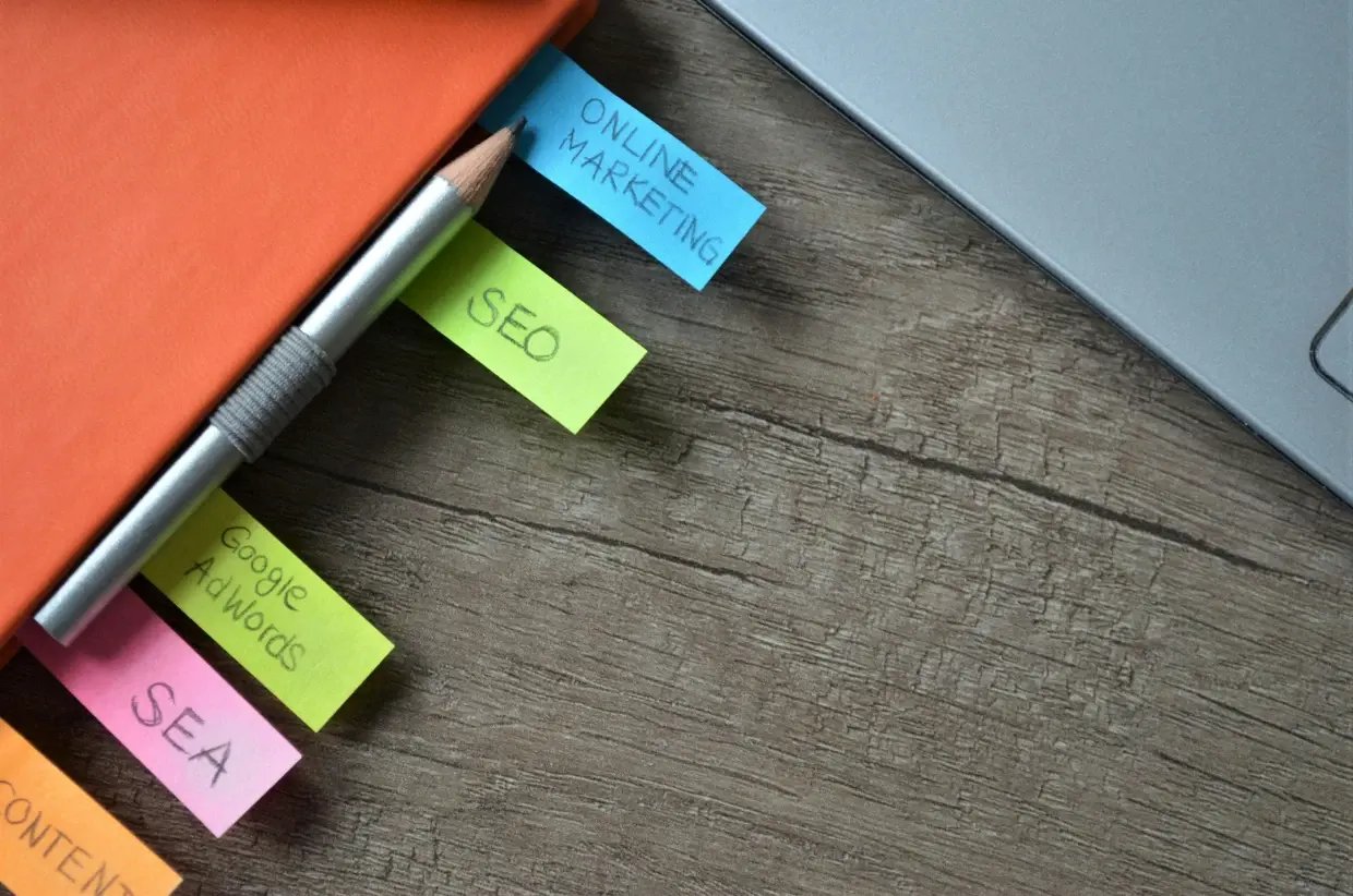 dicht_boek_met_aantekeningen_over_marketing