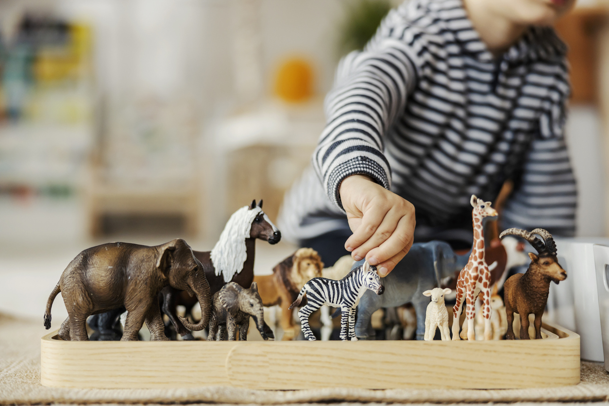 kind-speelt-met-dieren-speelgoed